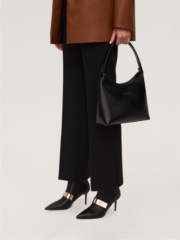 Klasyczne skórzane botki z noskami w szpic i dużą metalową ozdobą