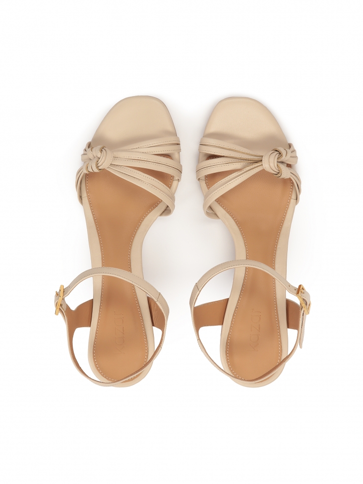 Minimalistyczne beżowe sandały na słupku