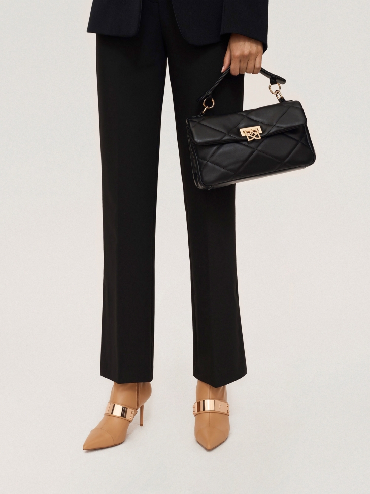 Skórzane botki za kostkę z dużą metalową ozdobą