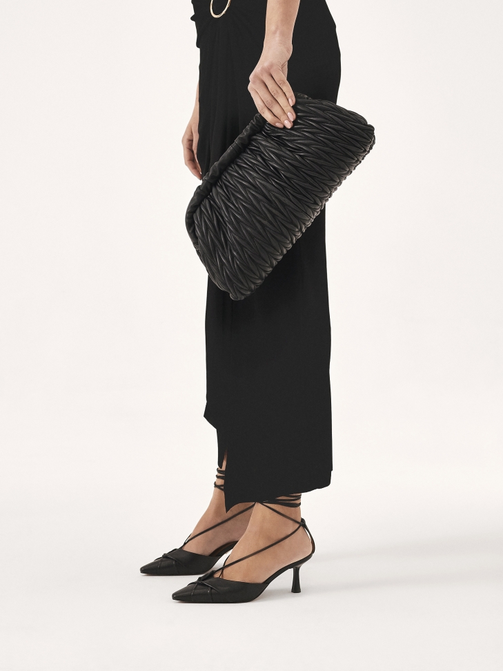 Czarne czółenka z wiązaniem wokół kostki