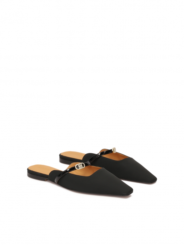 Eleganckie czarne klapki z pełnym przodem