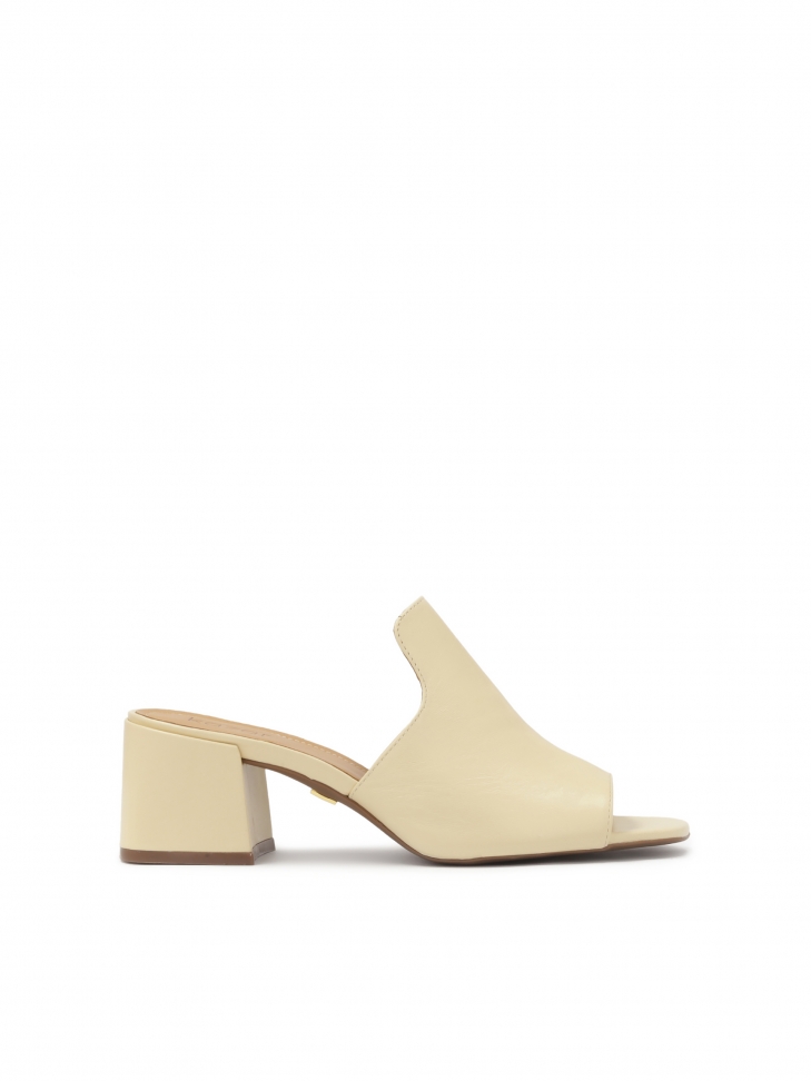 Skórzane klapki na szerokim obcasie