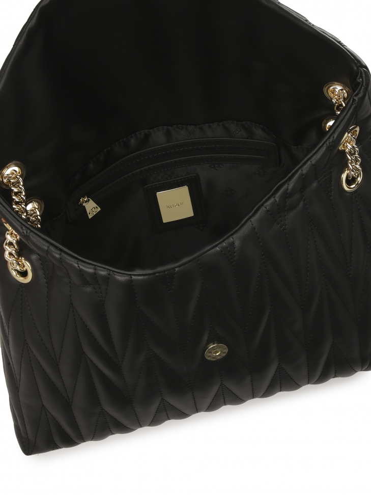 Czarna torebka z nietypową klapą