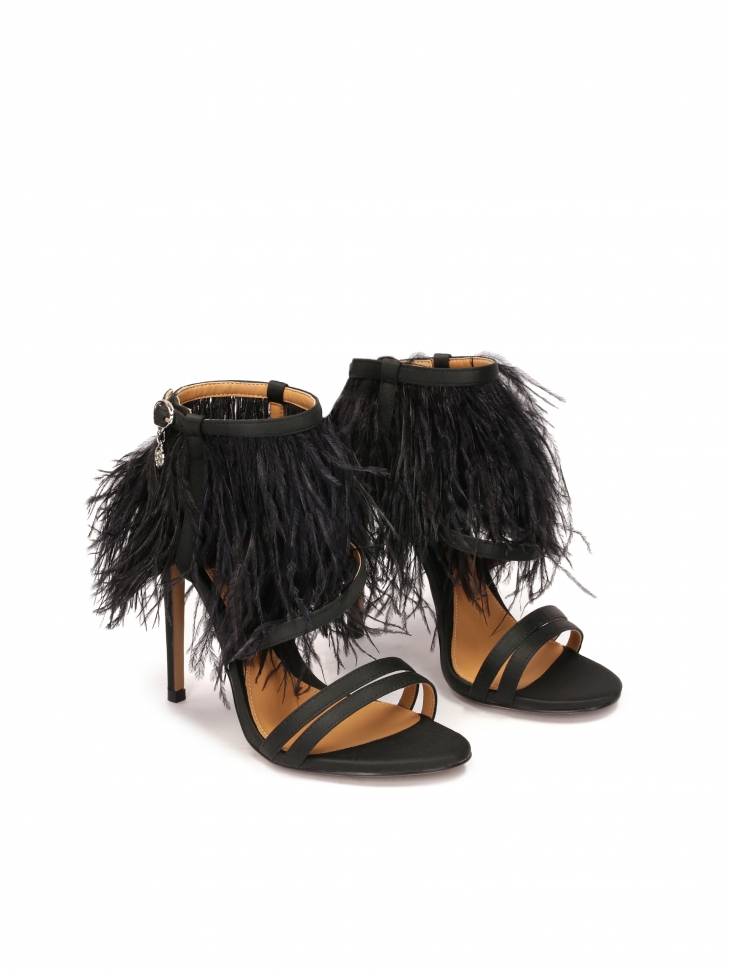 Czarne sandały z tkaniny ozdobione piórami