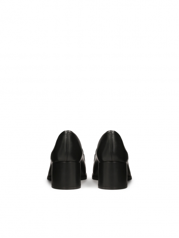 Skórzane czółenka typu lordsy na słupku