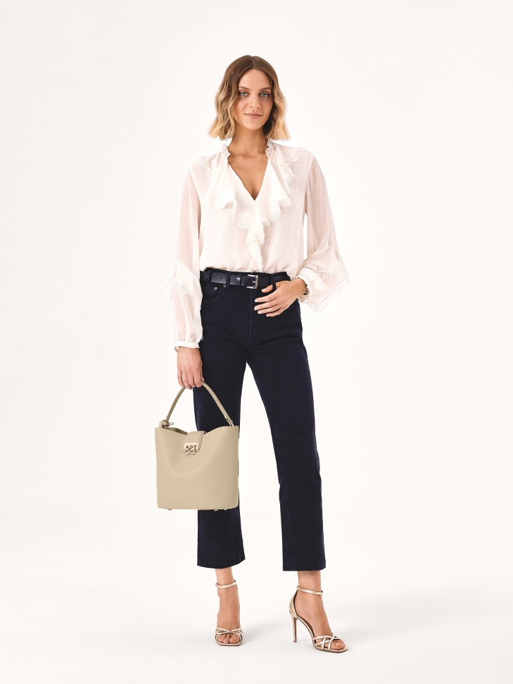 Złote czółenka z paseczkami i kwadratowym noskiem