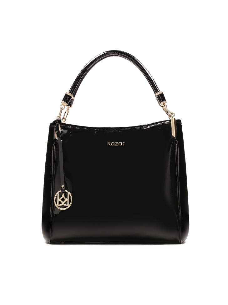 Lakierowana torebka na ramię z brelokiem