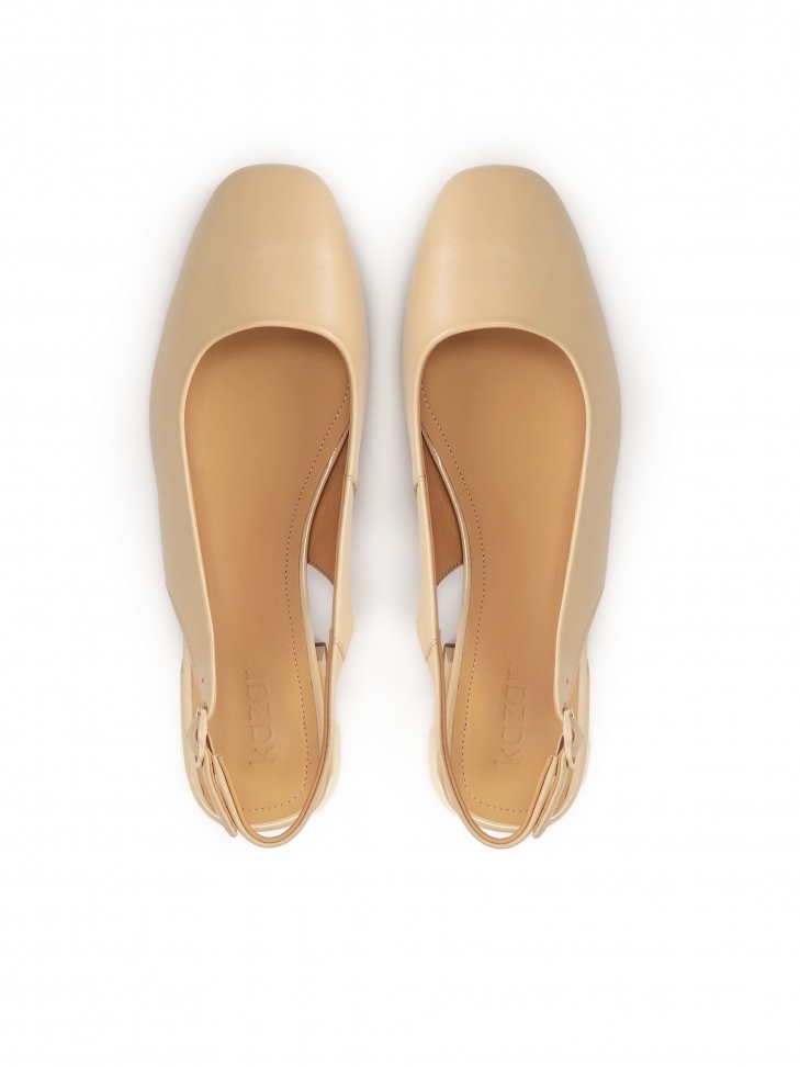 Beżowe czółenka z metalową ozdobą na obcasie