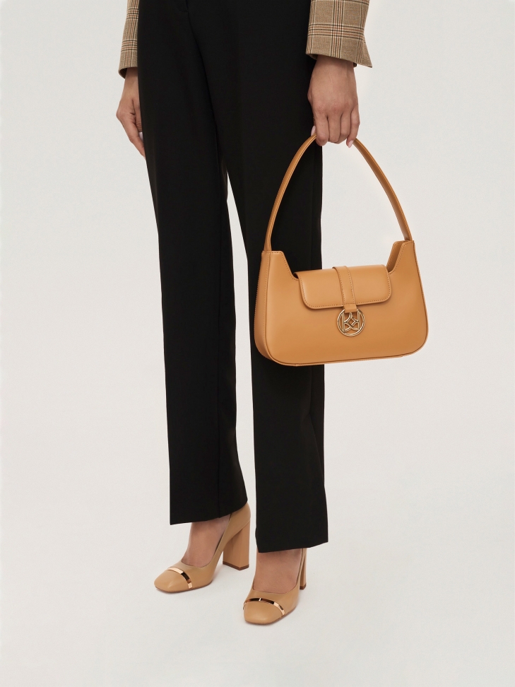 Jasnobrązowa torebka baguette z klapką