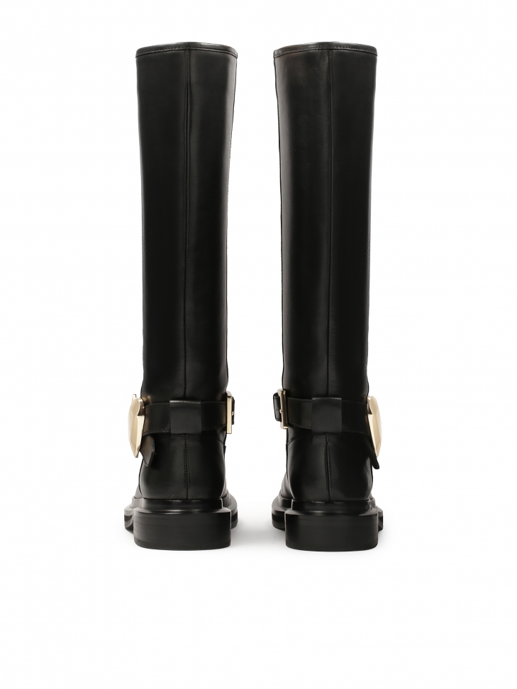 Czarne kozaki na płaskiej podeszwie z biżuteryjną ozdobą