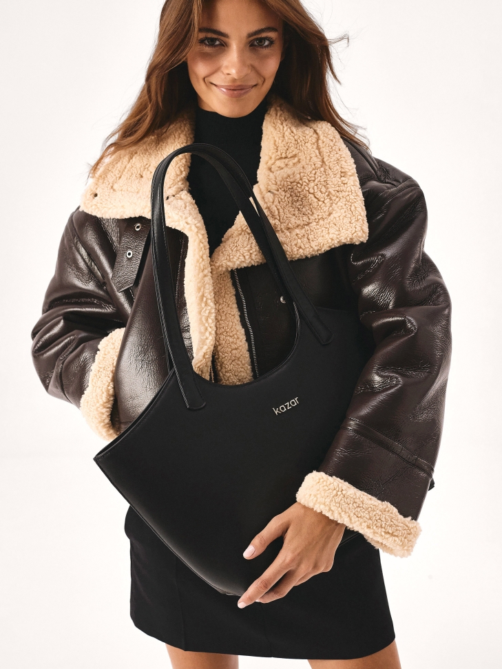 Czarna torebka łódka na ramię