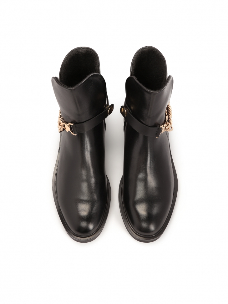 Płaskie botki z odpinanym paskiem z łańcuchami