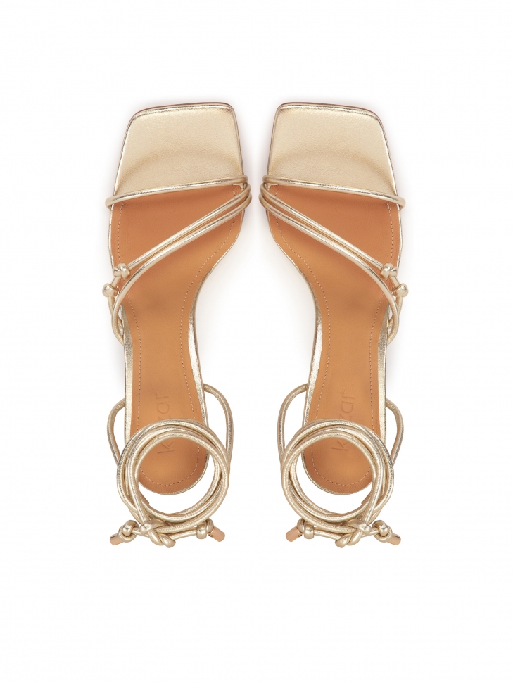 Złote wiązane sandały na smukłym obcasie