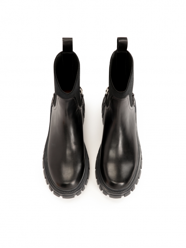 Wsuwane botki z łańcuchem przy pięcie