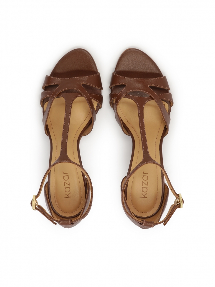 Brązowe skórzane sandały z pionowym paskiem