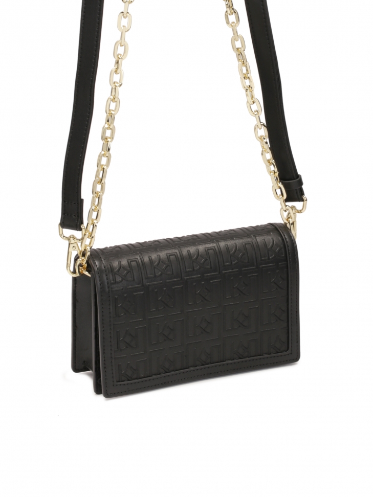 Czarna torebka w monogramy z paskiem i łańcuszkiem
