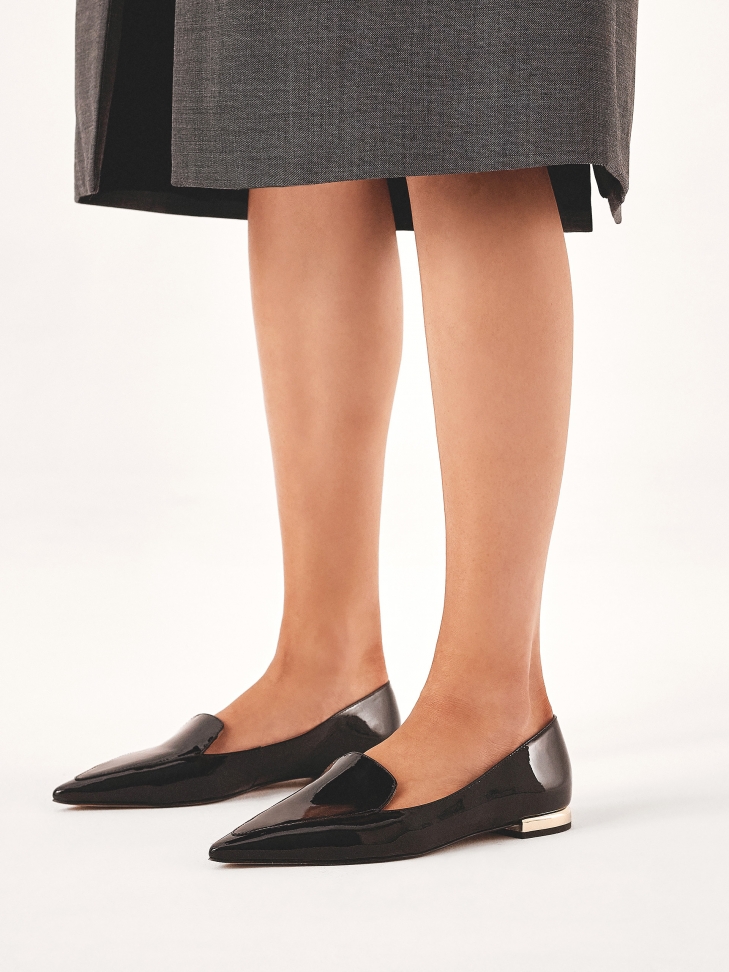 Płaskie lakierowane czółenka ze otym obcasem