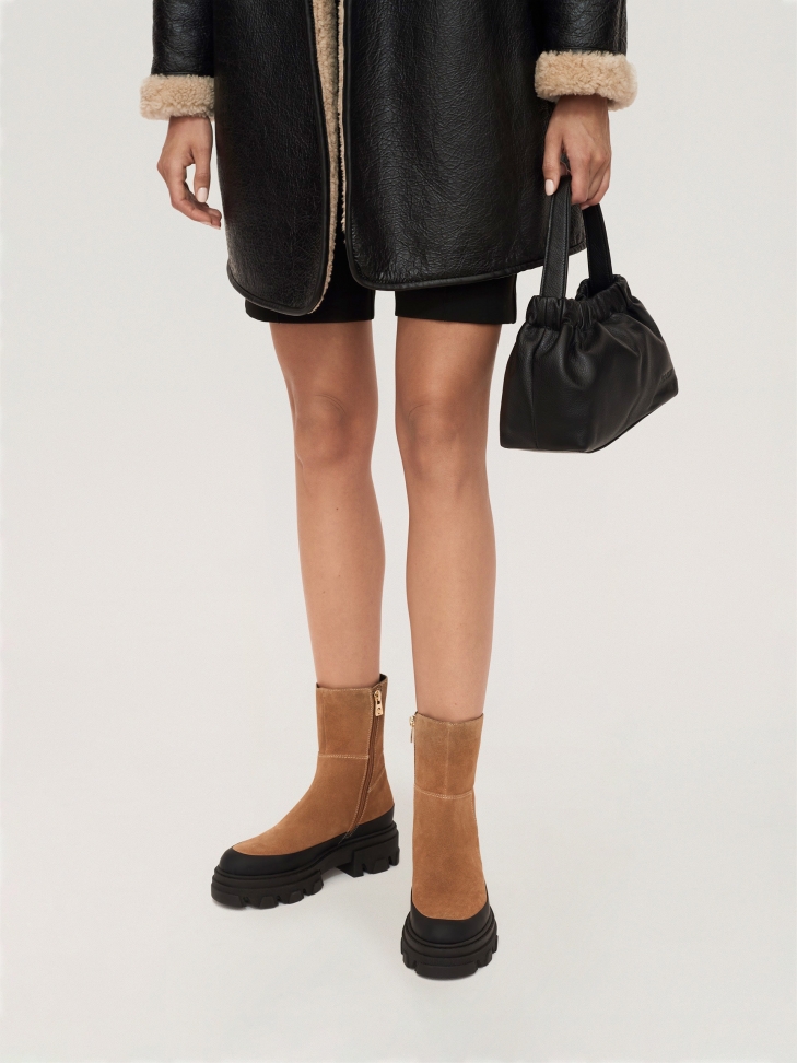 Jasnobrązowe trzewiki z zamszu na grubej podeszwie