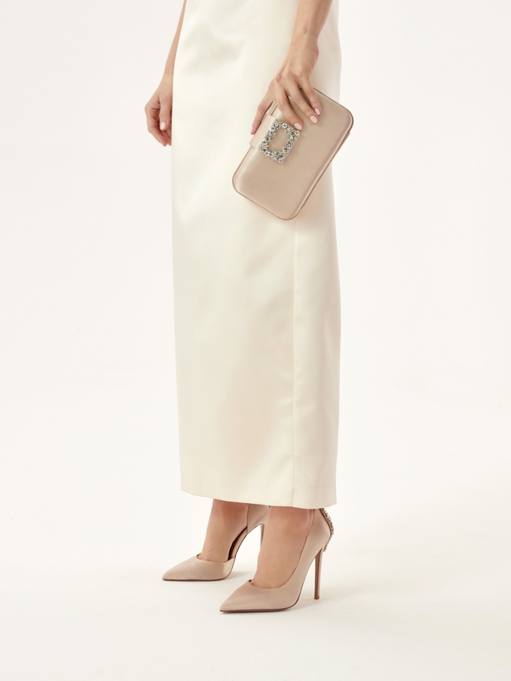 Mała wieczorowa torebka ze zdobionym zapięciem