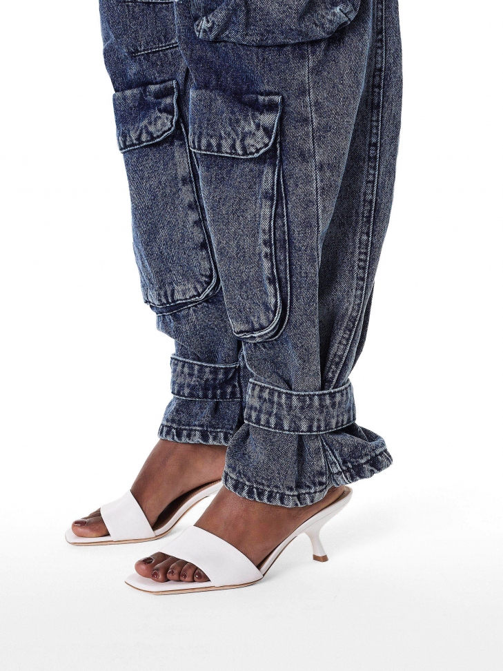 Białe minimalistyczne klapki na modnym obcasie