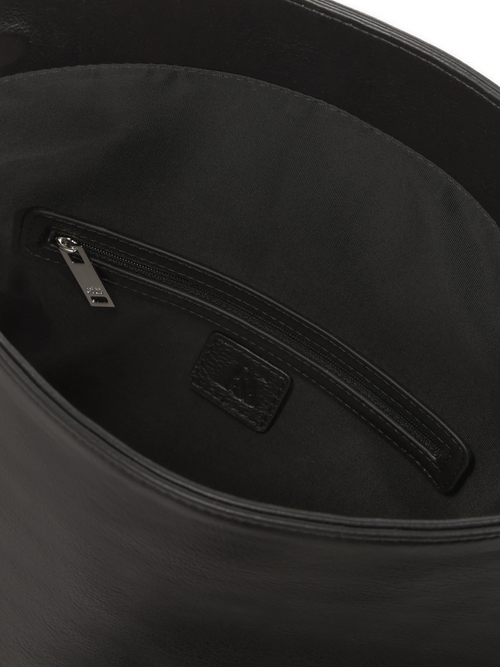 Podłużna kopertówka do ręki w czarnym kolorze