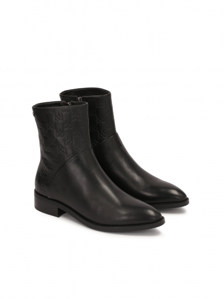 Płaskie skórzane botki damskie z tłoczonym wzorem