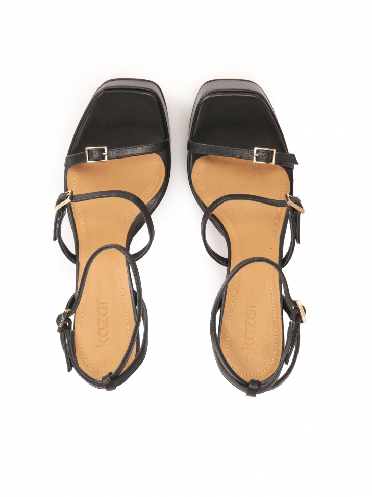 Czarne sandały na obcasie i platformie