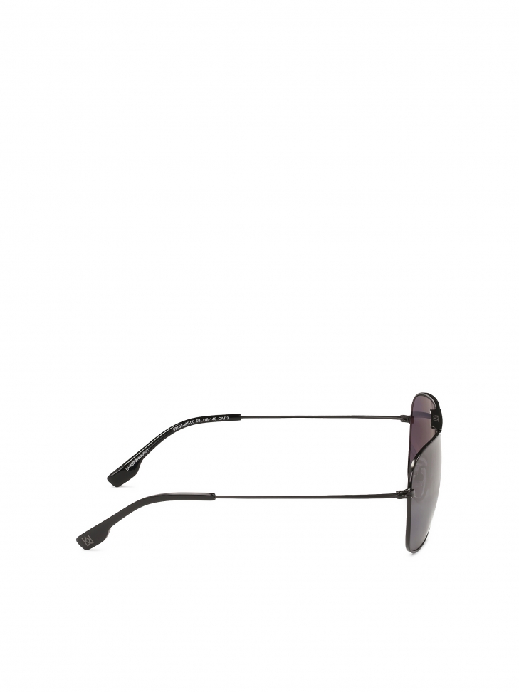 Czarne okulary przeciwsłoneczne z metalową ramką