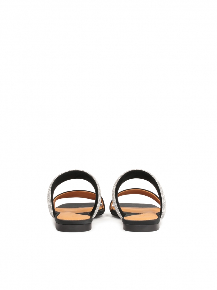 Klapki z tkaniny ozdobione yształkami