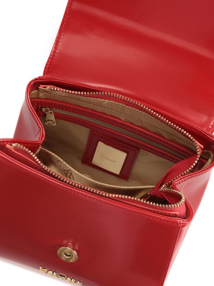 Czerwona torebka kuferek o sztywnej konstrukcji