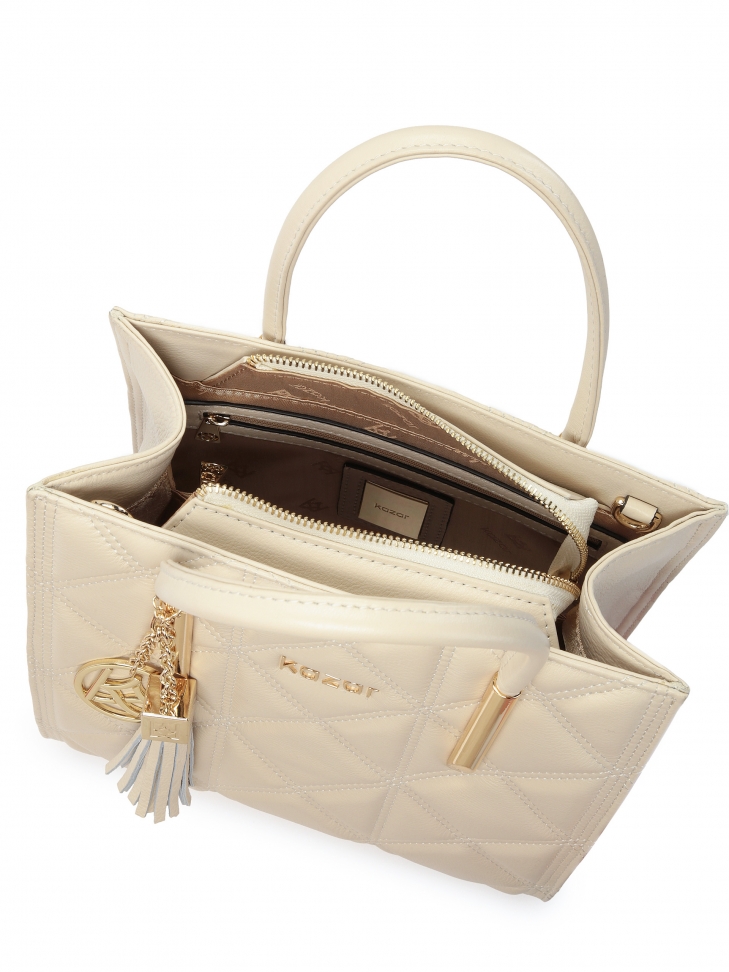 Elegancka torebka z dekoracyjnym brelokiem