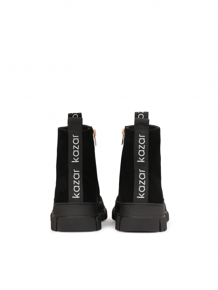 Zamszowe trzewiki z nakładką na nosku i pięcie