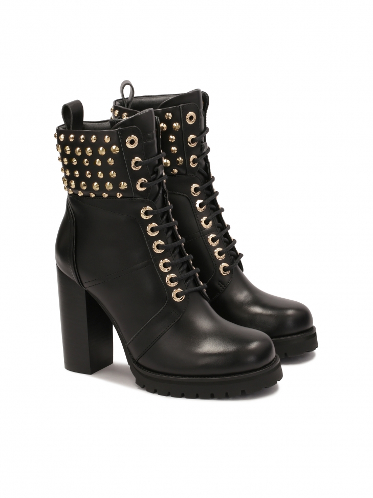 Botki z cholewką zdobioną oągłymi nitami