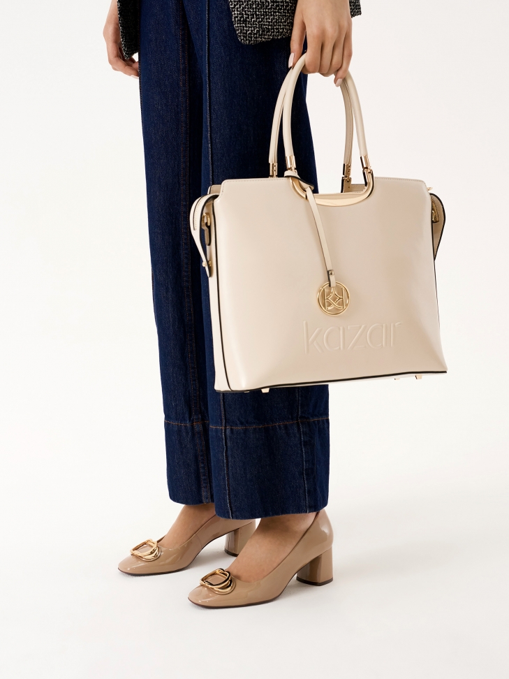 Lakierowane beżowe czółenka na stabilnym obcasie