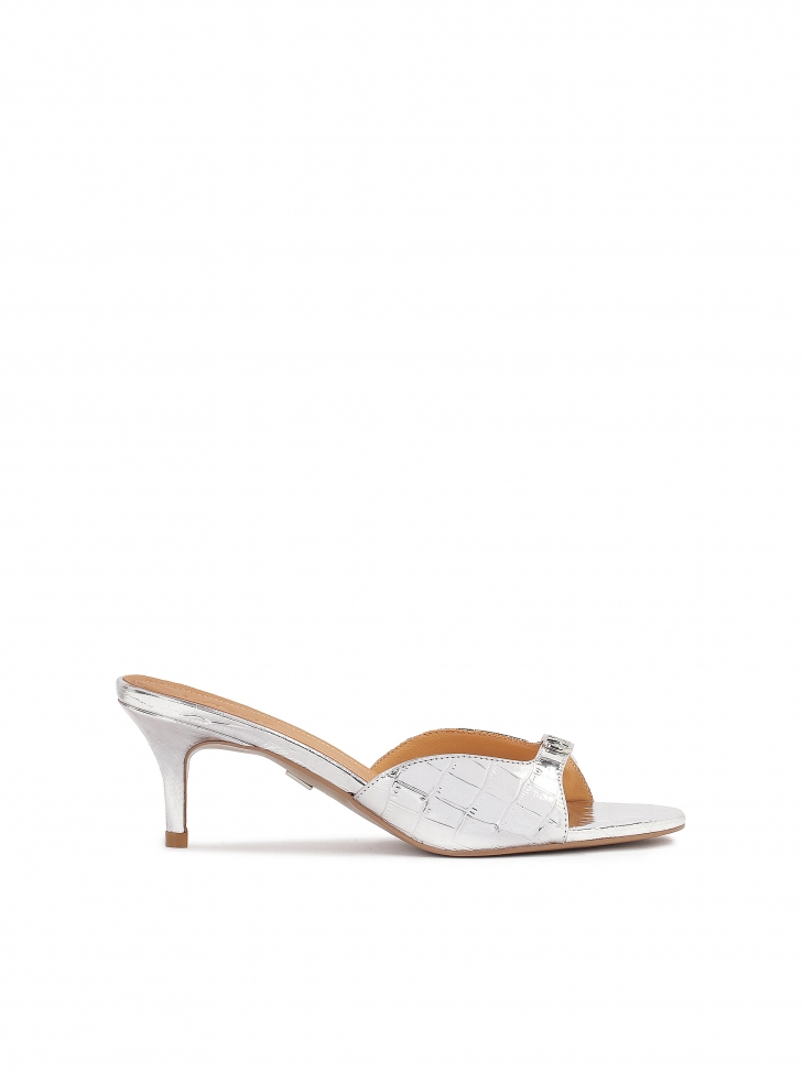 Srebrne klapki na obcasie z wycinaną cholewką