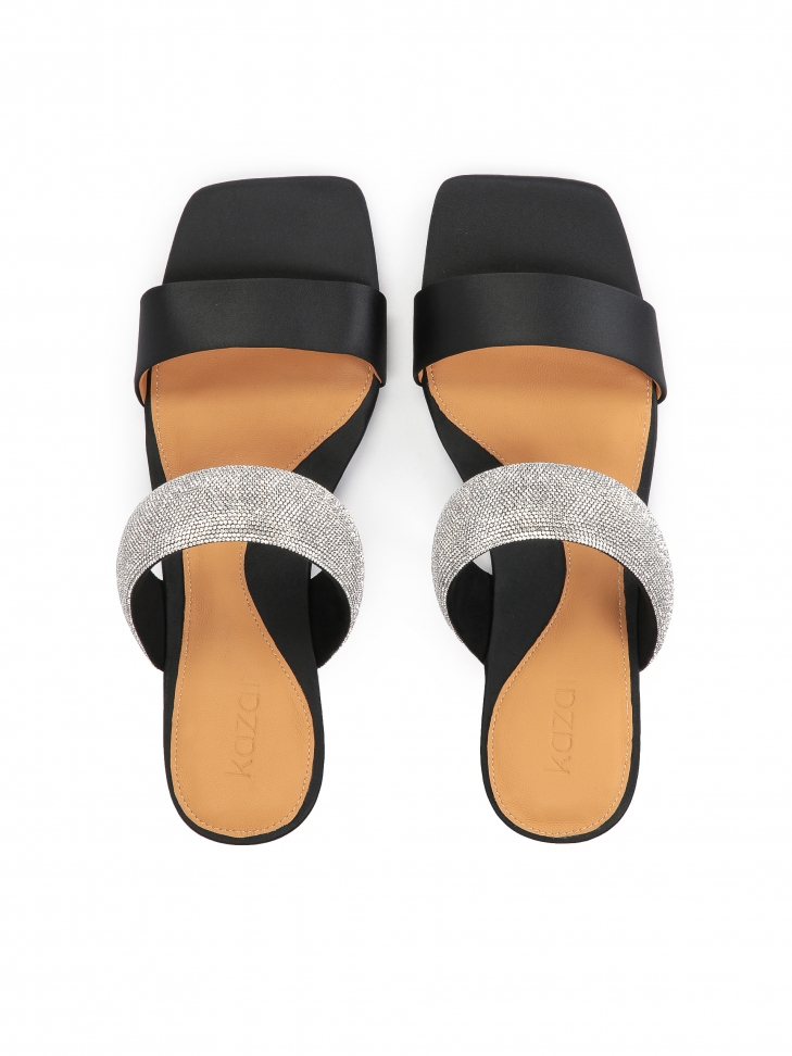 Klapki z tkaniny ozdobione yształkami