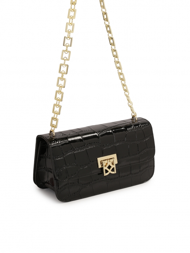 Czarna torebka z tłoczonej skóry na efektownym łańcuszku