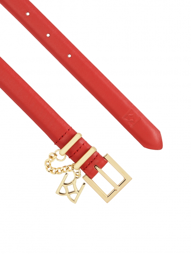 Czerwony wąski pasek z łańcuszkiem