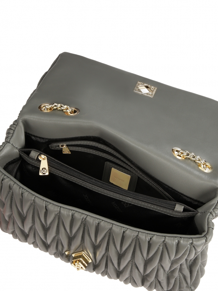 Szara torebka na łańcuszku z efektownym pikowaniem