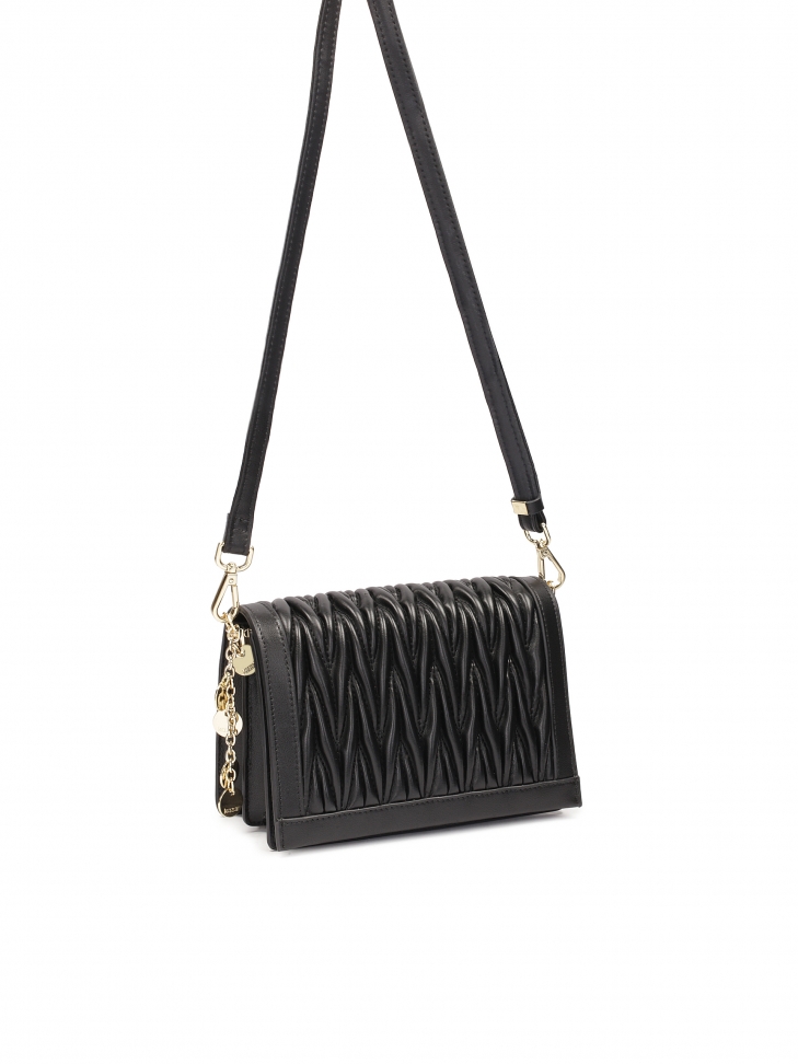 Czarna torebka ozdobiona marszczeniem