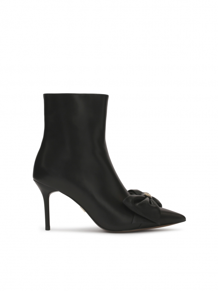 Klasyczne botki z dużą kokardą