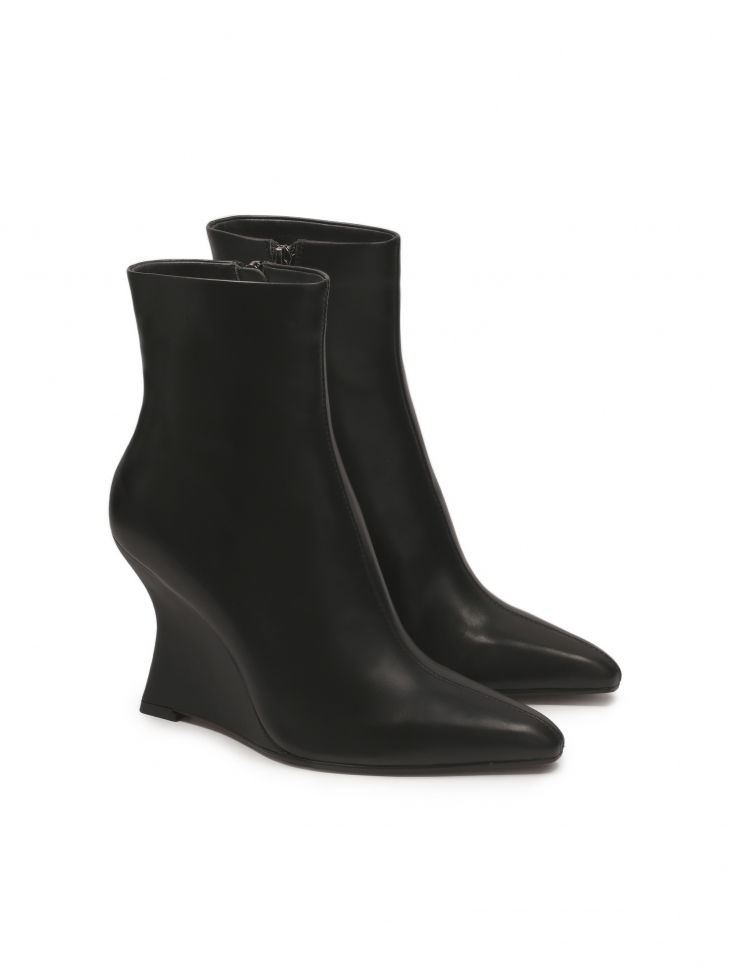 Czarne botki na finezyjnym koturnie