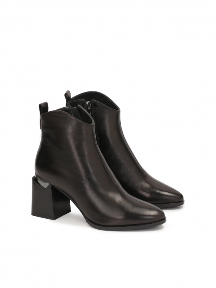 Czarne skórzane botki na słupku z metalową wstawką