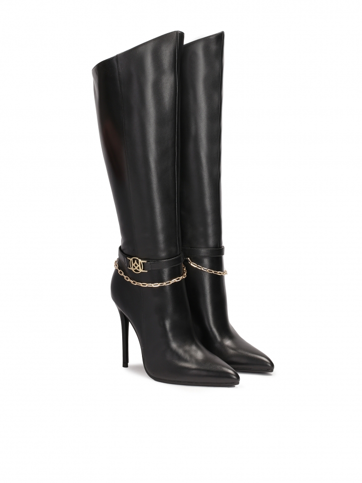 Czarne kozaki na wysokiej szpilce z ozdobnym łańcuszkiem