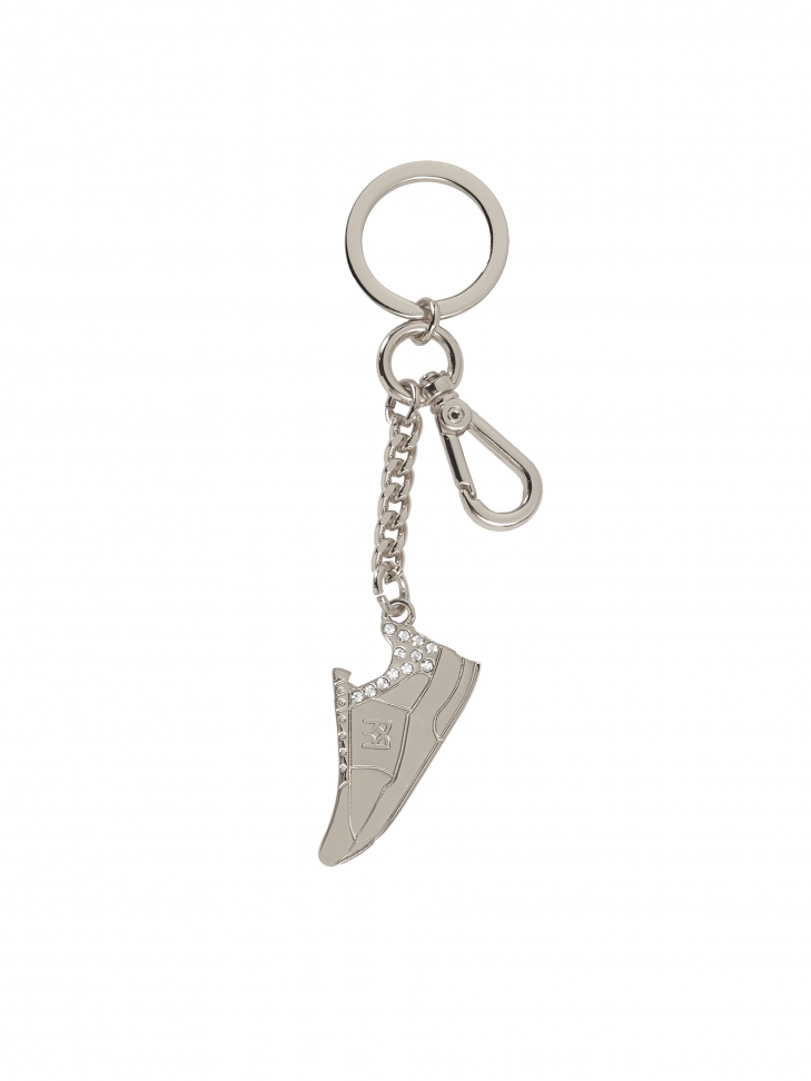 Metalowy brelok but w srebrnym kolorze