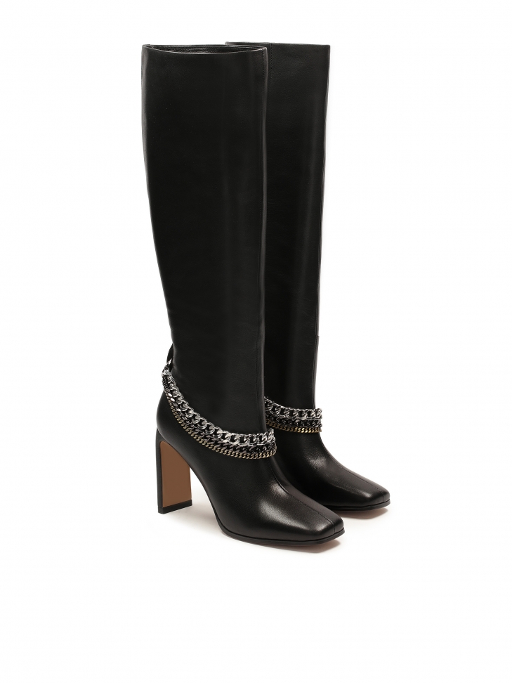 Eleganckie skórzane kozaki z wąskim słupkowym obcasem i łańcuszkami