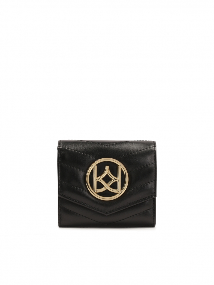 Mały pikowany portfel z dużym monogramem