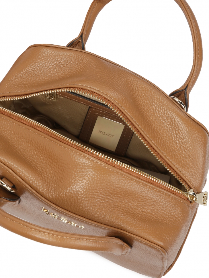 Mała torebka typu kuferek ze zdobionym paskiem