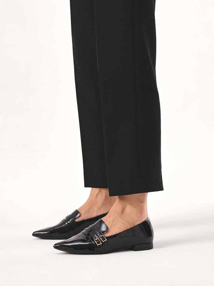 Płaskie lakierowane czółenka z paskami