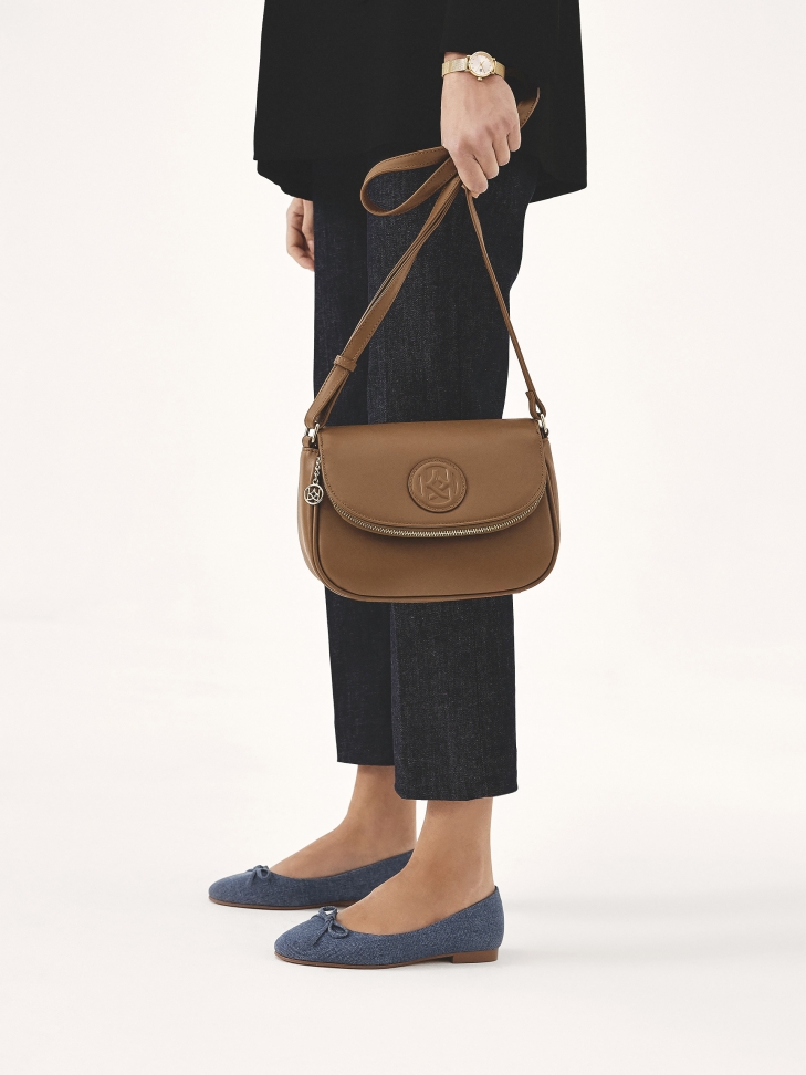 Brązowa skórzana torebka z kieszenią w klapie